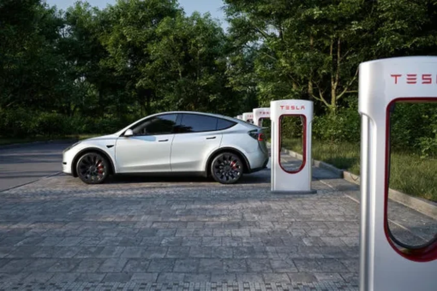 Владельцы Tesla охлаждают кабель полотенцем: лайфхак, который ускоряет зарядку