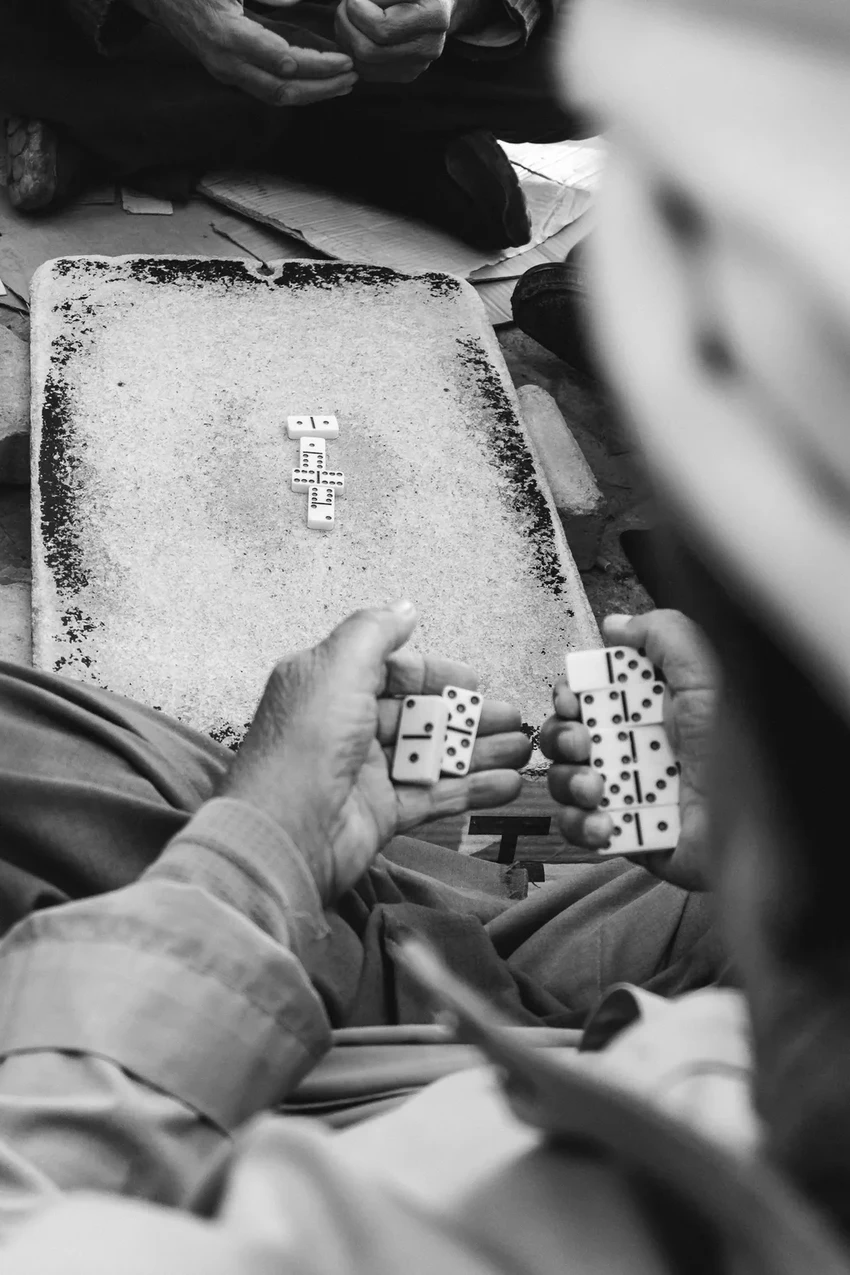 Откуда пришло домино: кто придумал игру и почему её так назвали