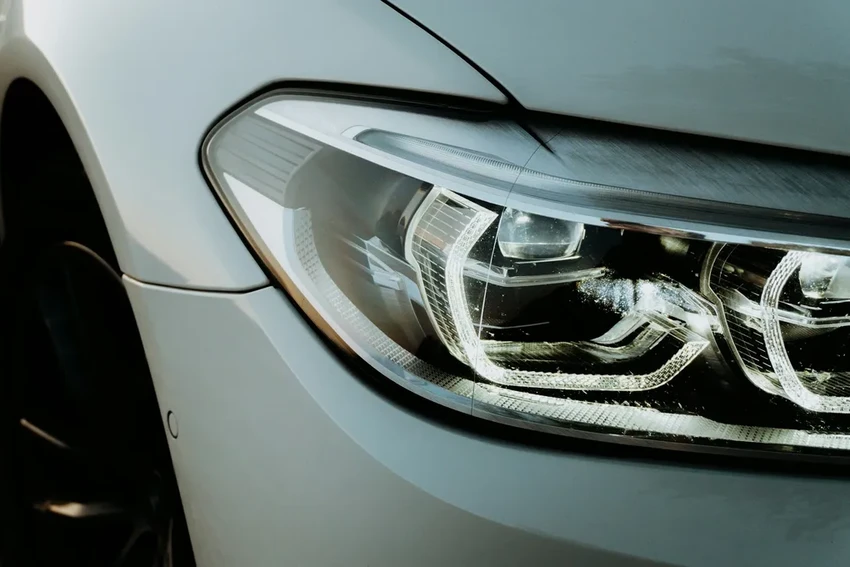 Запотевают фары изнутри? Практичные способы устранения и причины