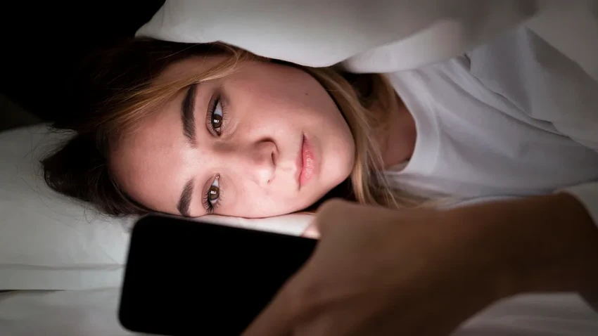 Синий свет от экранов: как он влияет на кожу и вызывает цифровое старение