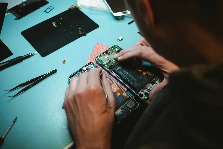 Опасно вздулся аккумулятор телефона: 6 основных причин поломки