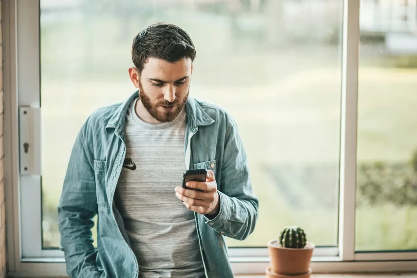 Думскроллинг: как листание плохих новостей вызывает тревогу и кризис смысла