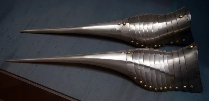 Почему в Средневековье носили туфли с невероятно длинными носами? История пуленов