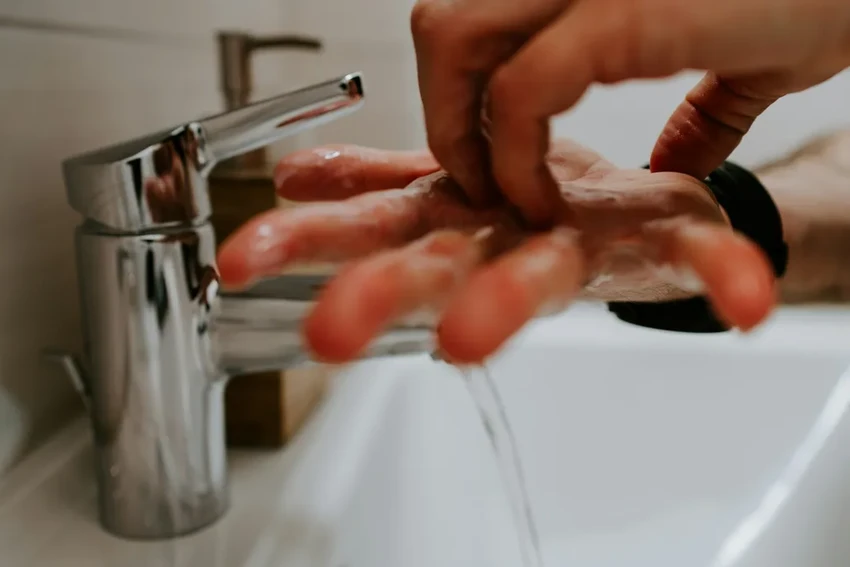 Как легко отмыть руки от черники и вишни: 5 рабочих способов с кухни