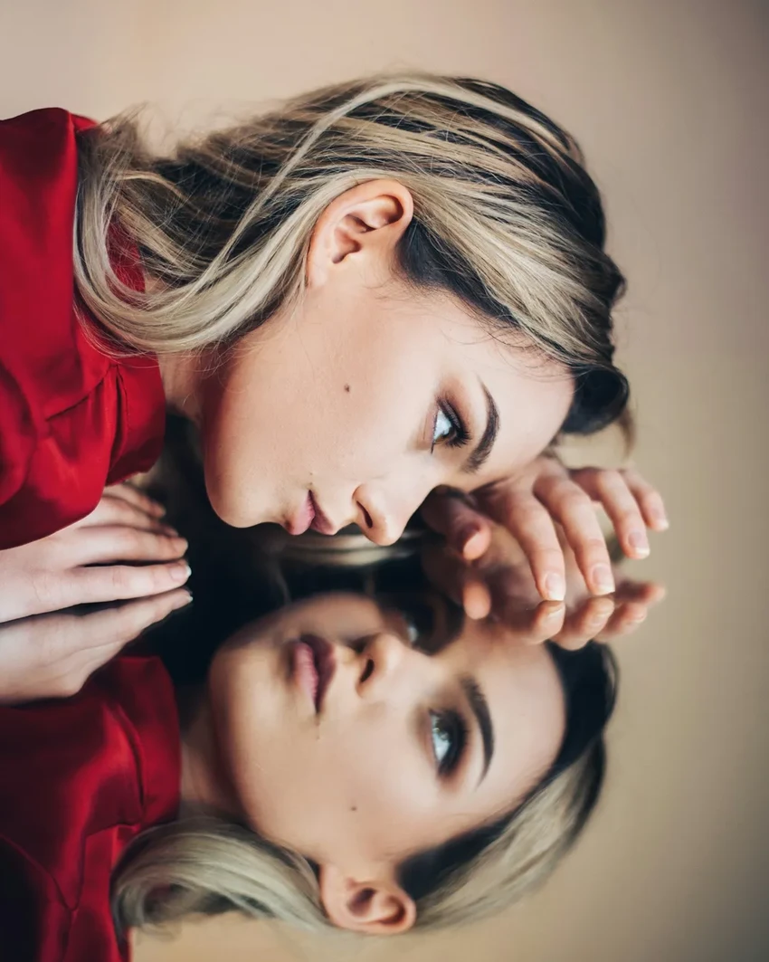 Нарциссизм с годами слабеет: что говорит наука о взрослении