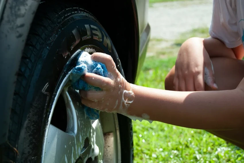 Необычные лайфхаки: 8 способов использовать шампунь не для волос