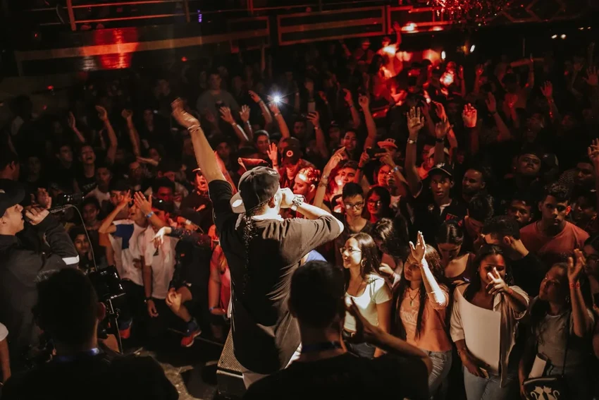 Искусственный интеллект пишет смешнее людей: результаты исследования