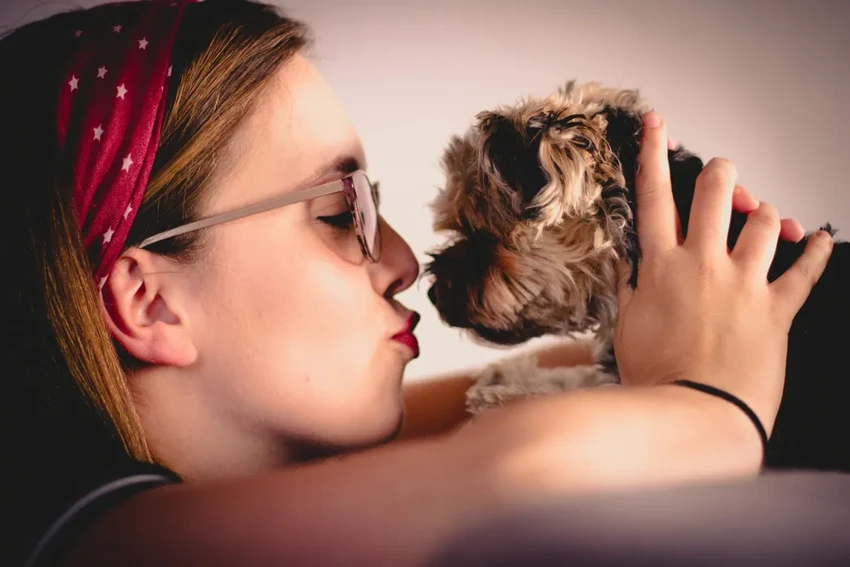 Поцелуи Брежнева и наука: как биохимия объясняет наш самый древний ритуал