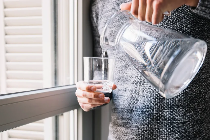 Что и сколько пить в жару: советы врача для правильного питьевого режима