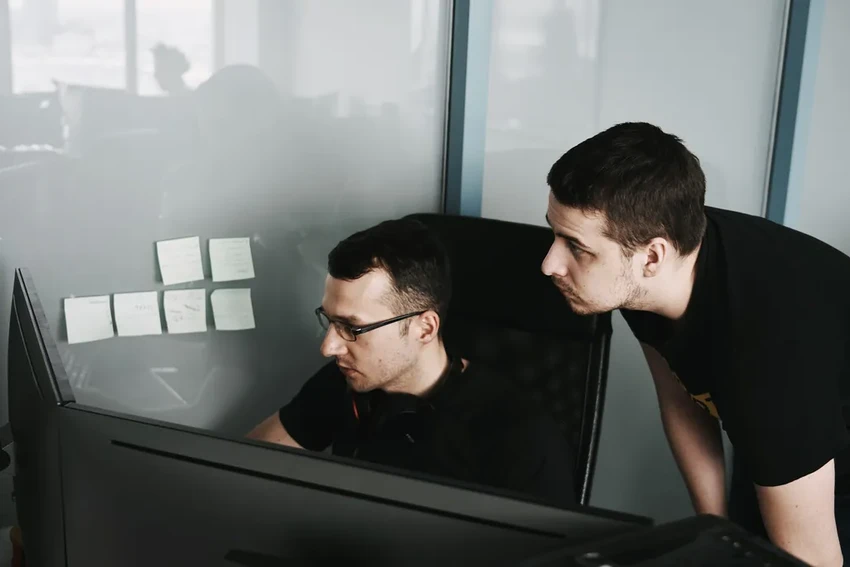 Молодые работники одиноки: почему их идеи не слышат на работе