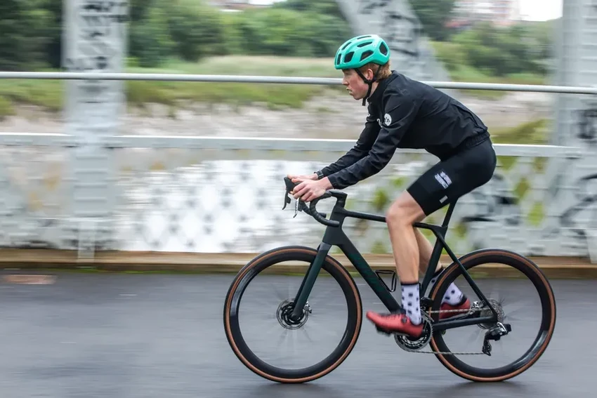 Как кататься на велосипеде в сильную жару: правила безопасности и комфорта