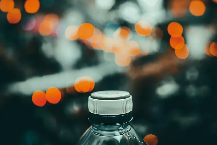 Солнце и пластик: какие токсины выделяет бутылка с водой на жаре