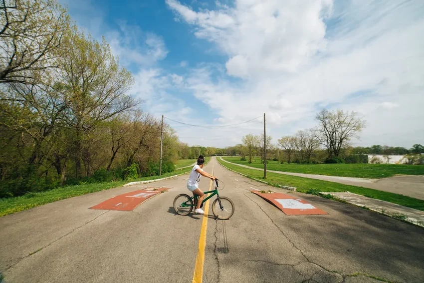 Как безопасно ездить на велосипеде по трассе: 5 правил для спокойной дороги