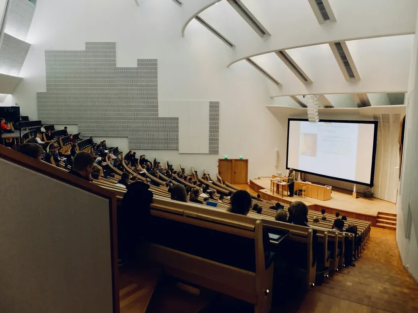 Как жаркая погода упрощает речь политиков: неожиданное влияние климата