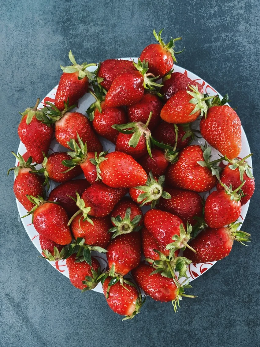 Как сохранить клубнику свежей на неделю: проверенные способы хранения