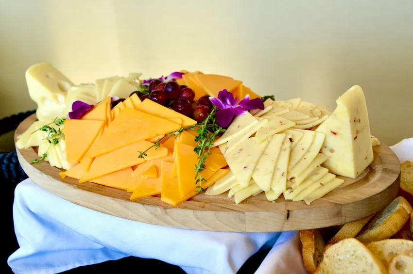 Сыр и психическое здоровье: неожиданная связь с долголетием и счастливой старостью