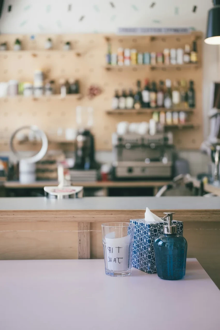 Тёмное прошлое чаевых: как благодарность стала системой неравной оплаты