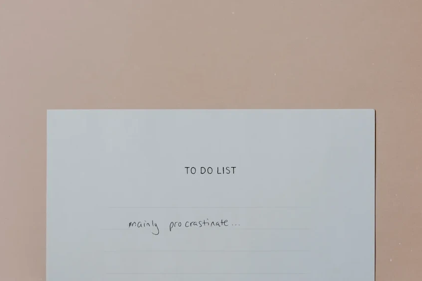 Почему оптимисты реже откладывают дела: научное объяснение прокрастинации