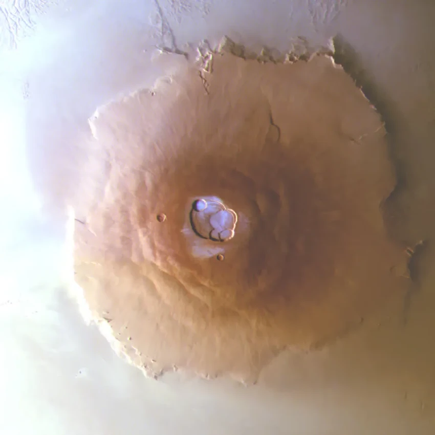 На Марсе найден невозможный иней на вершинах гигантских вулканов