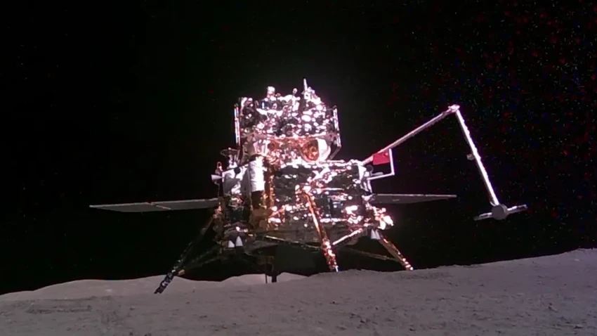 Китайская миссия «Чанъэ-6» успешно передала лунный грунт на орбитальный модуль