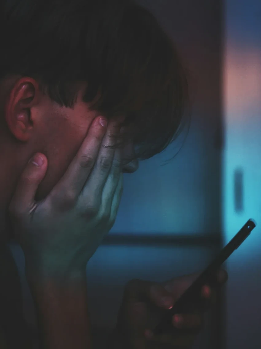 Синий свет экрана не мешает сну: что виновато на самом деле