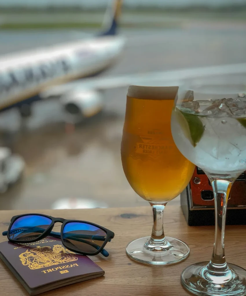 Почему нельзя пить алкоголь в самолёте: научное объяснение рисков для сердца
