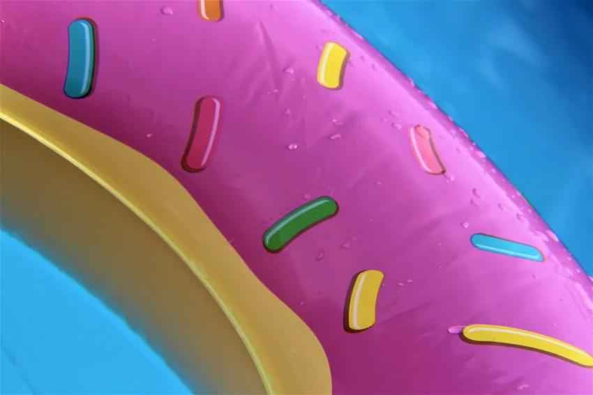 Простой ремонт надувного матраса или круга: находим и заклеиваем дырку