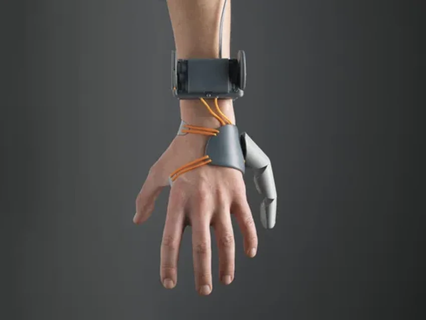 Шестой палец: как наш мозг легко осваивает роботизированные конечности