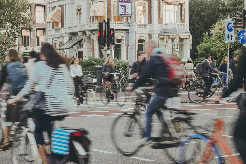 Каждый четвёртый взрослый не ездит на велосипеде, 28% не умеют плавать