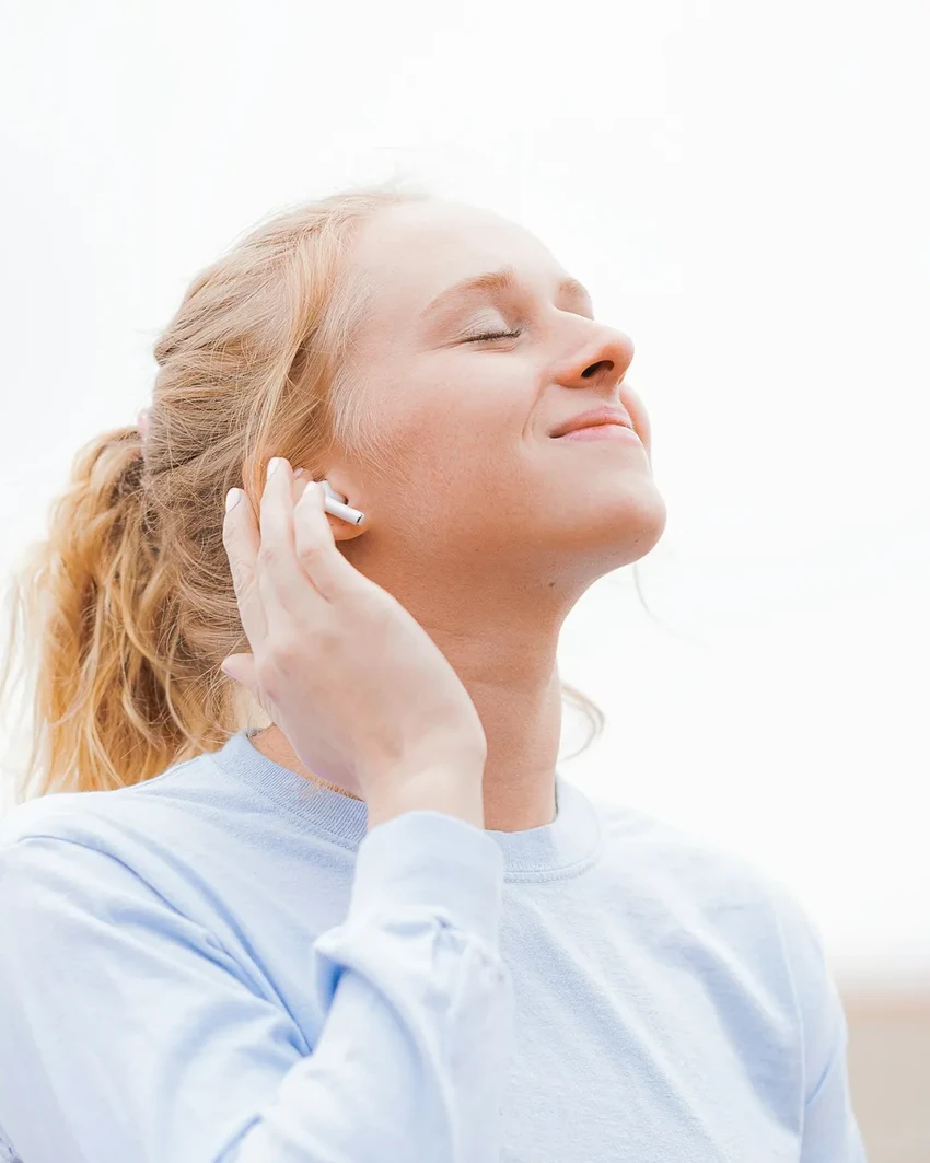 Каждый третий слушает музыку слишком громко: как сохранить слух