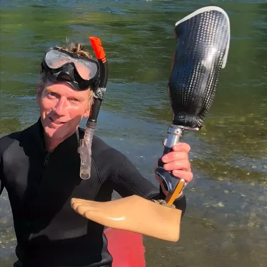 Герой реки: как дайвер возвращает людям утопленные телефоны и протезы