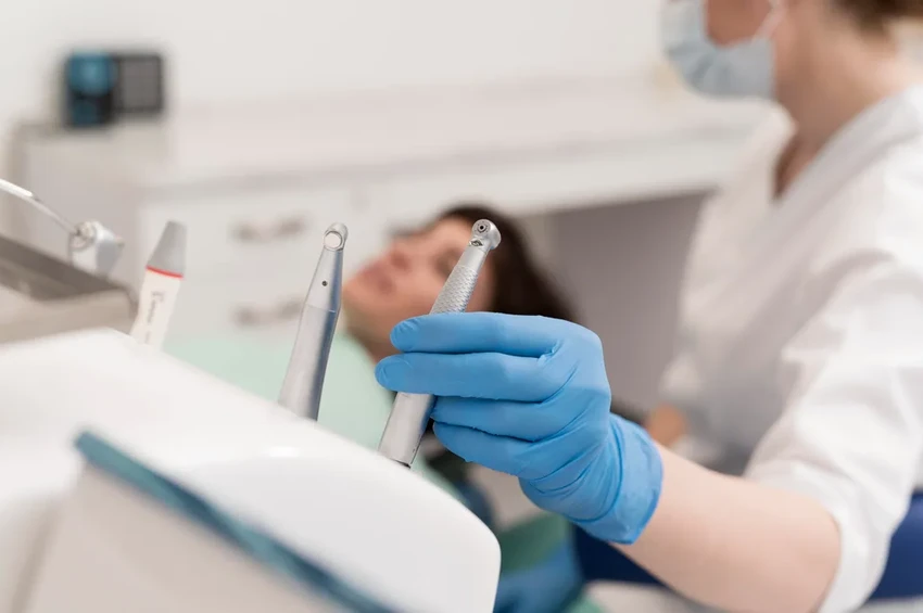 Почему хочется грызть лед и чем это опасно для зубов и здоровья