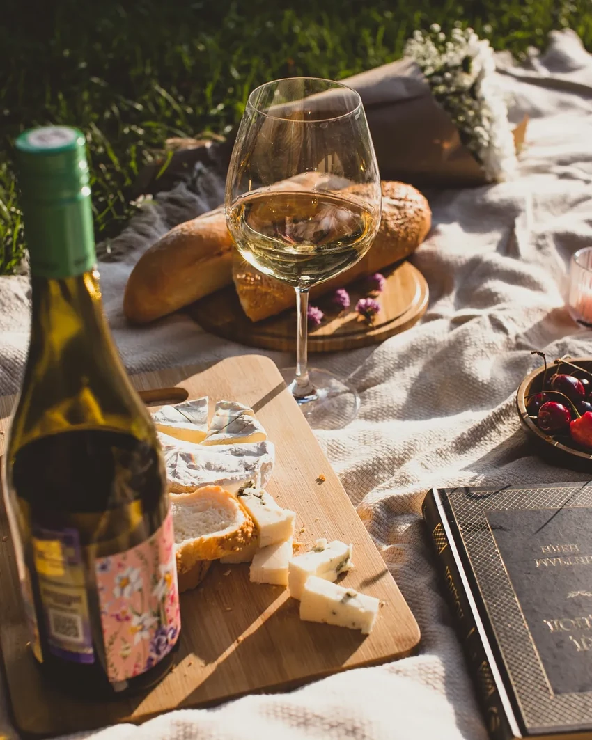 Любители вина радуются чаще: как напиток влияет на ощущение счастья