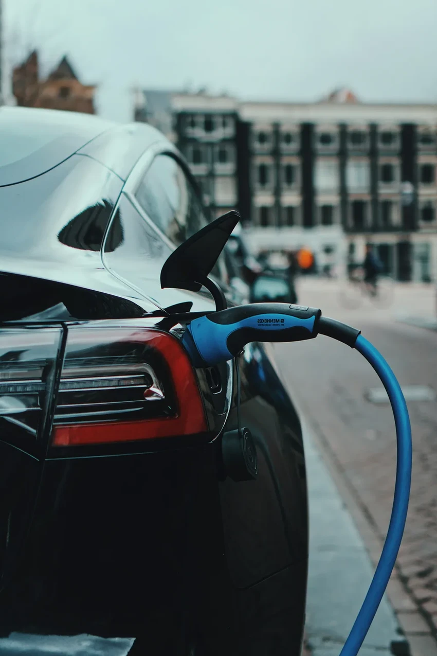 Тихие электромобили опаснее для пешеходов, чем шумные авто