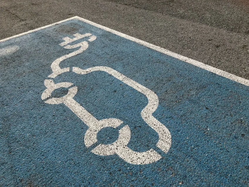 Тихие электромобили опаснее для пешеходов, чем шумные авто