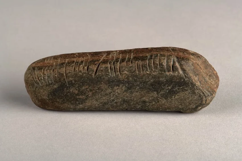 В английском саду нашли древний ирландский камень с загадочной надписью