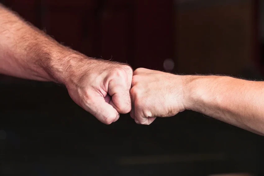 Почему мужчины выбирают друзей с другим вкусом на женщин: исследование психологов