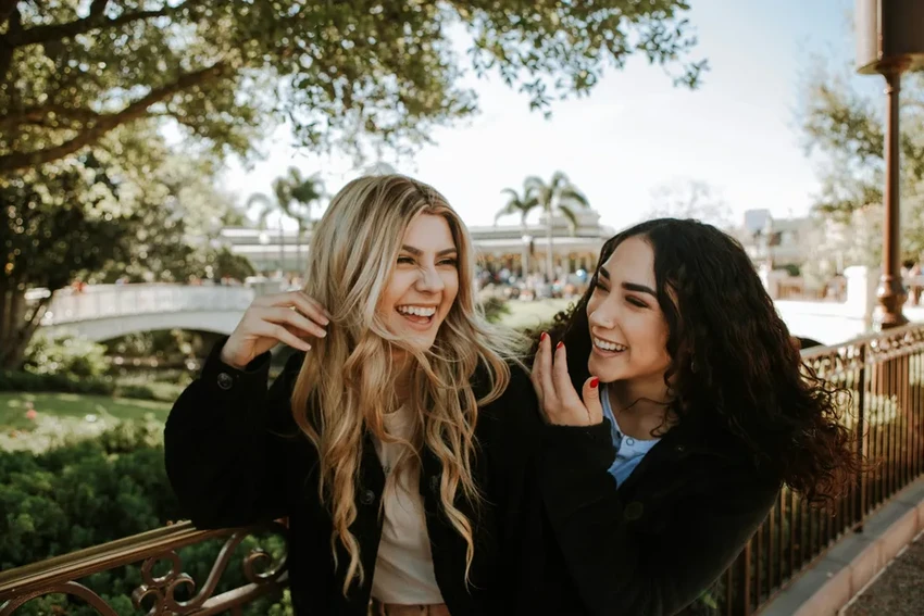 Почему мужчины выбирают друзей с другим вкусом на женщин: исследование психологов