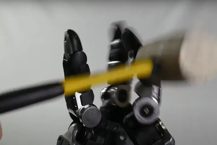 Новая роборука учится на ошибках и выдерживает удар молотка