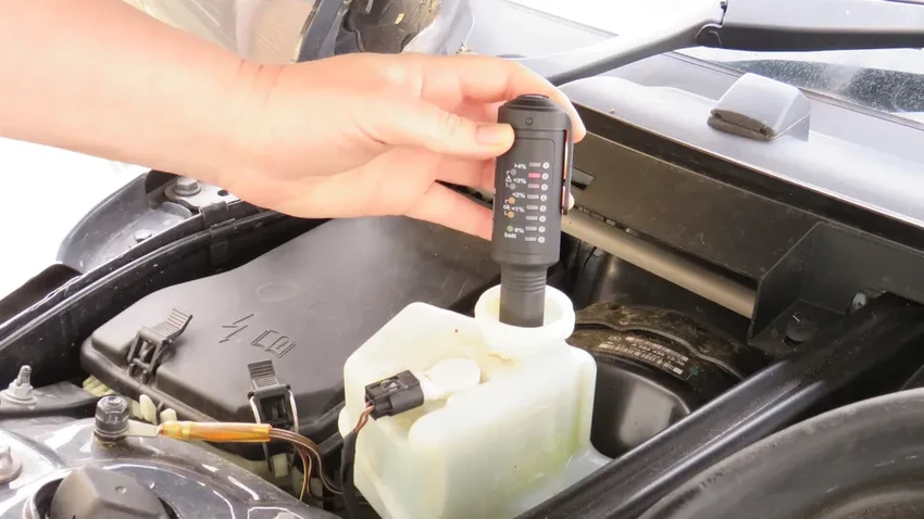 Тормозная жидкость стареет: как проверить и когда срочно менять