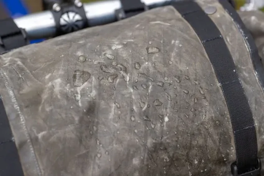 Забытый секрет: как воск делает вашу велосумку абсолютно водонепроницаемой