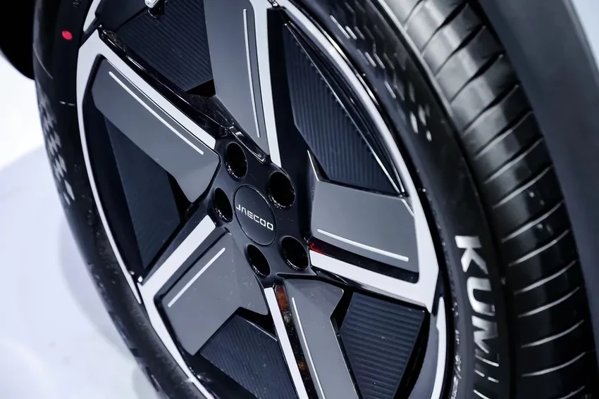 В Россию едут гибриды Jaecoo J7 и J8: рекордно низкий расход топлива