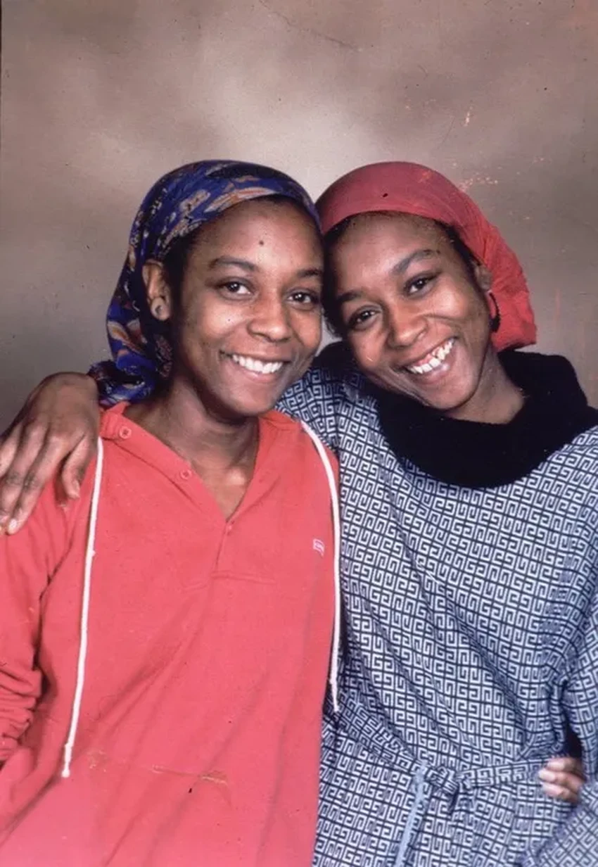 Загадка молчаливых близнецов Гиббонс: 30 лет в своем тайном мире