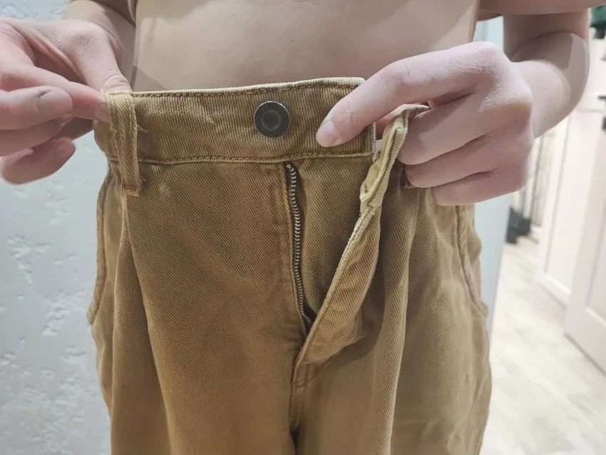 Как ушить джинсы на размер без швейной машинки: простые способы