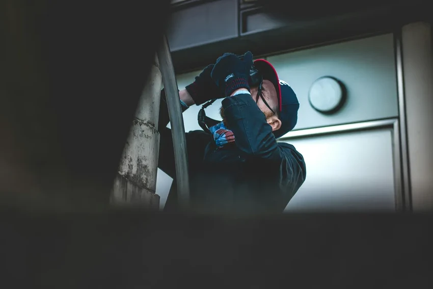 Найти скрытую камеру: 5 работающих способов проверки комнаты