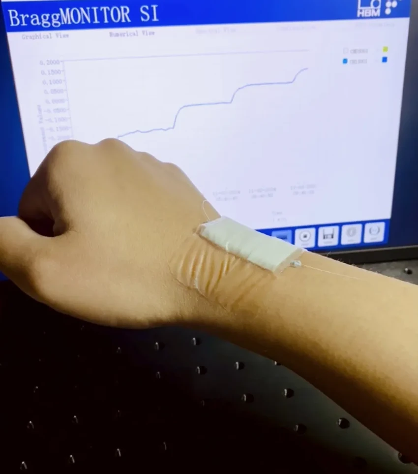 Умная наклейка: как движения пальцев превращаются в слова без голоса и клавиатуры