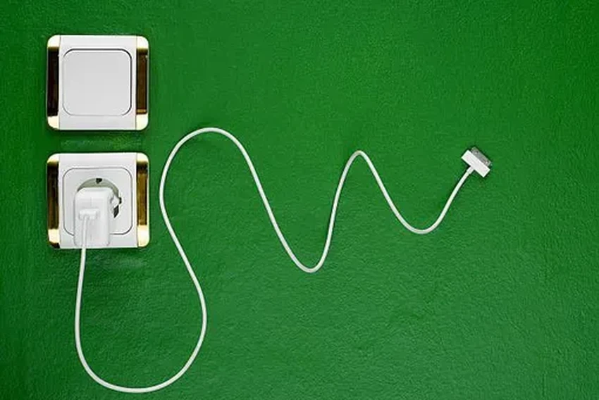 Оставить зарядку в розетке: это опасно или просто страшилка?