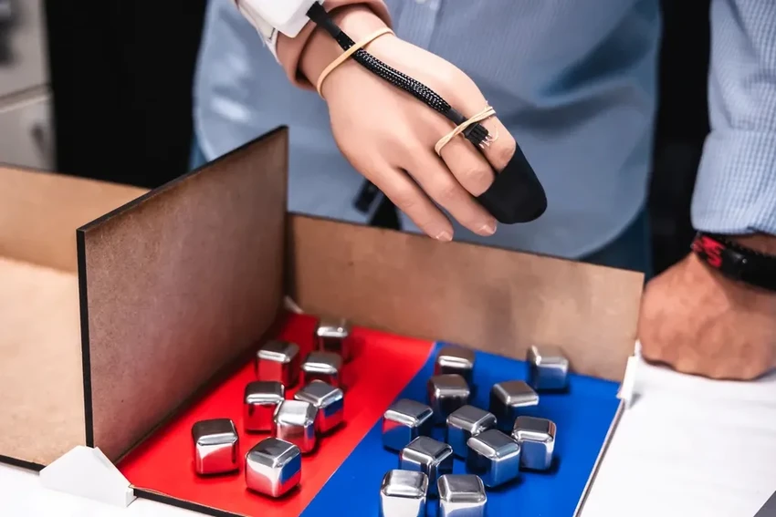 Новая рука-протез возвращает ощущение тепла и холода