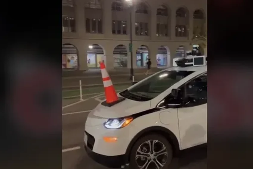 Беспилотное такси Waymo сожгли в Сан-Франциско: почему атаковали робомобиль