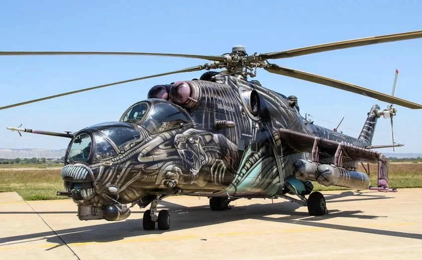 Боевые самолеты и вертолеты в неожиданной яркой раскраске